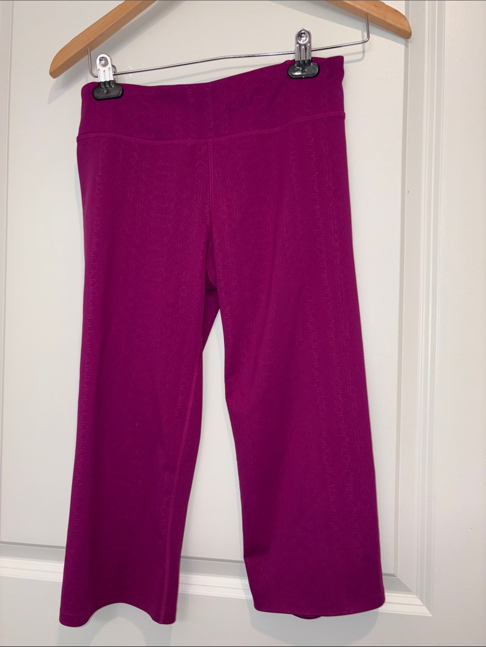 Under Armour Small Magenta workout Capri Pants